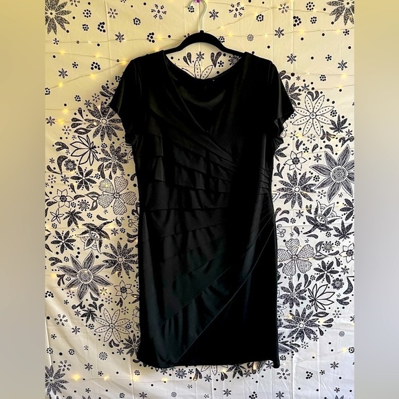 Flattering little black dress - Picture 3 of 5